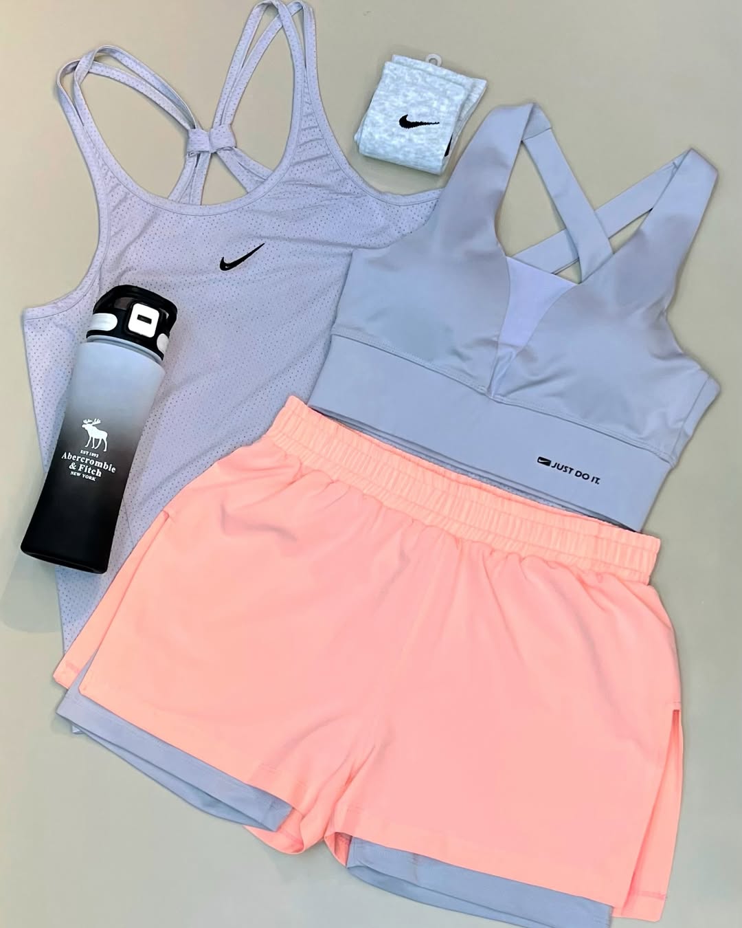 ست ورزشی شلوارک و تاپ زنانه